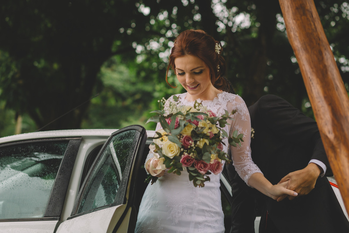 Noiva saindo do carro