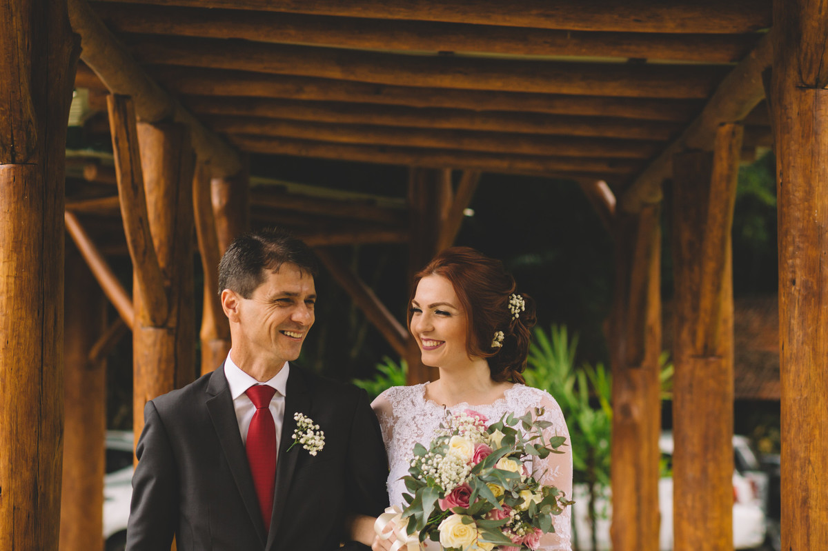 Pai levando a noiva até o altar