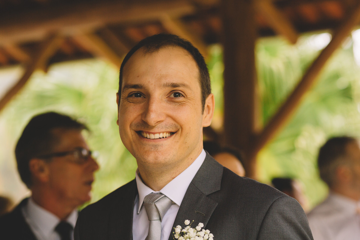 Noivo feliz e nervoso