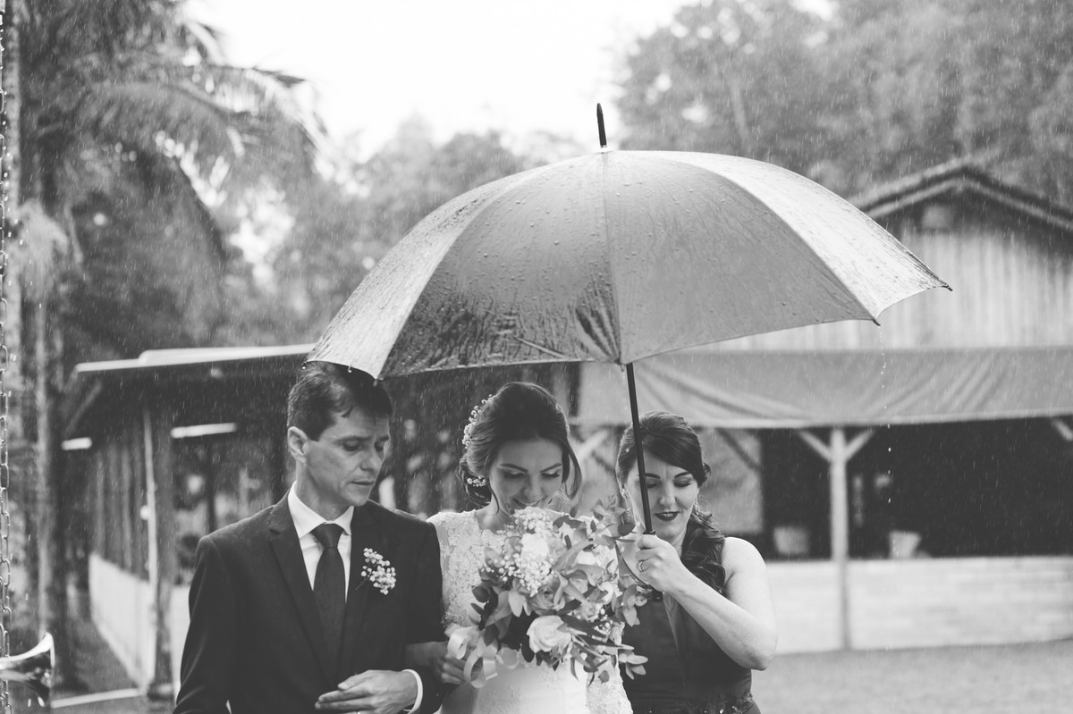 Entrada da noiva com chuva