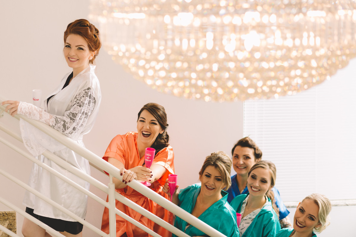 Noiva e madrinhas subindo as escadas