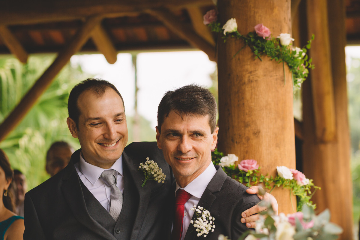 Noivo abraça pai da noiva