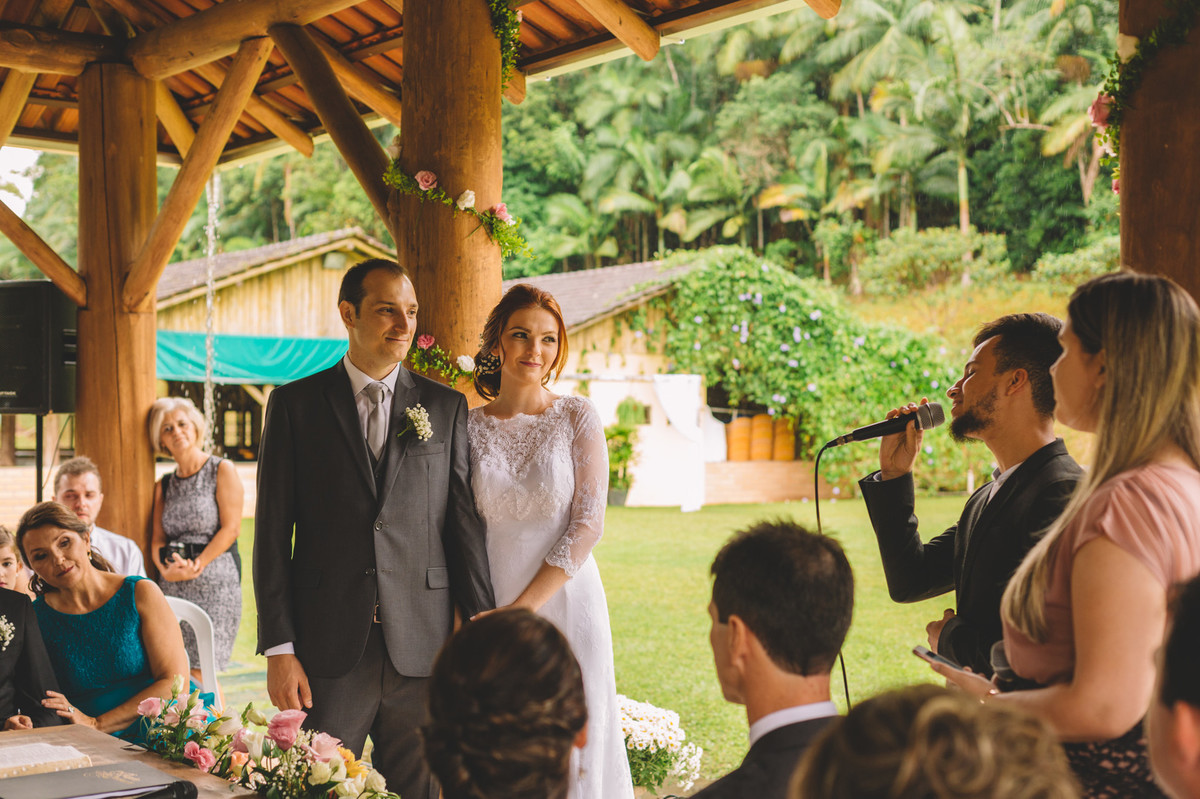 Noivos ouvindo um dueto musical