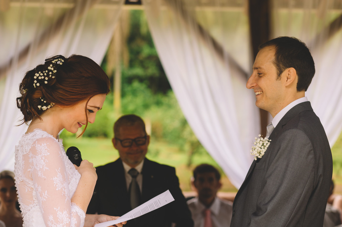 Noiva lendo os votos
