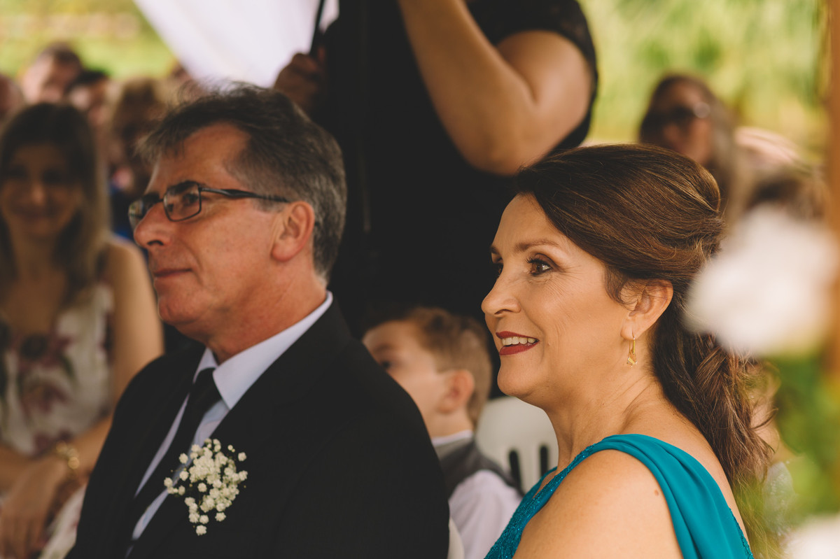 Mãe do noivo sorrindo