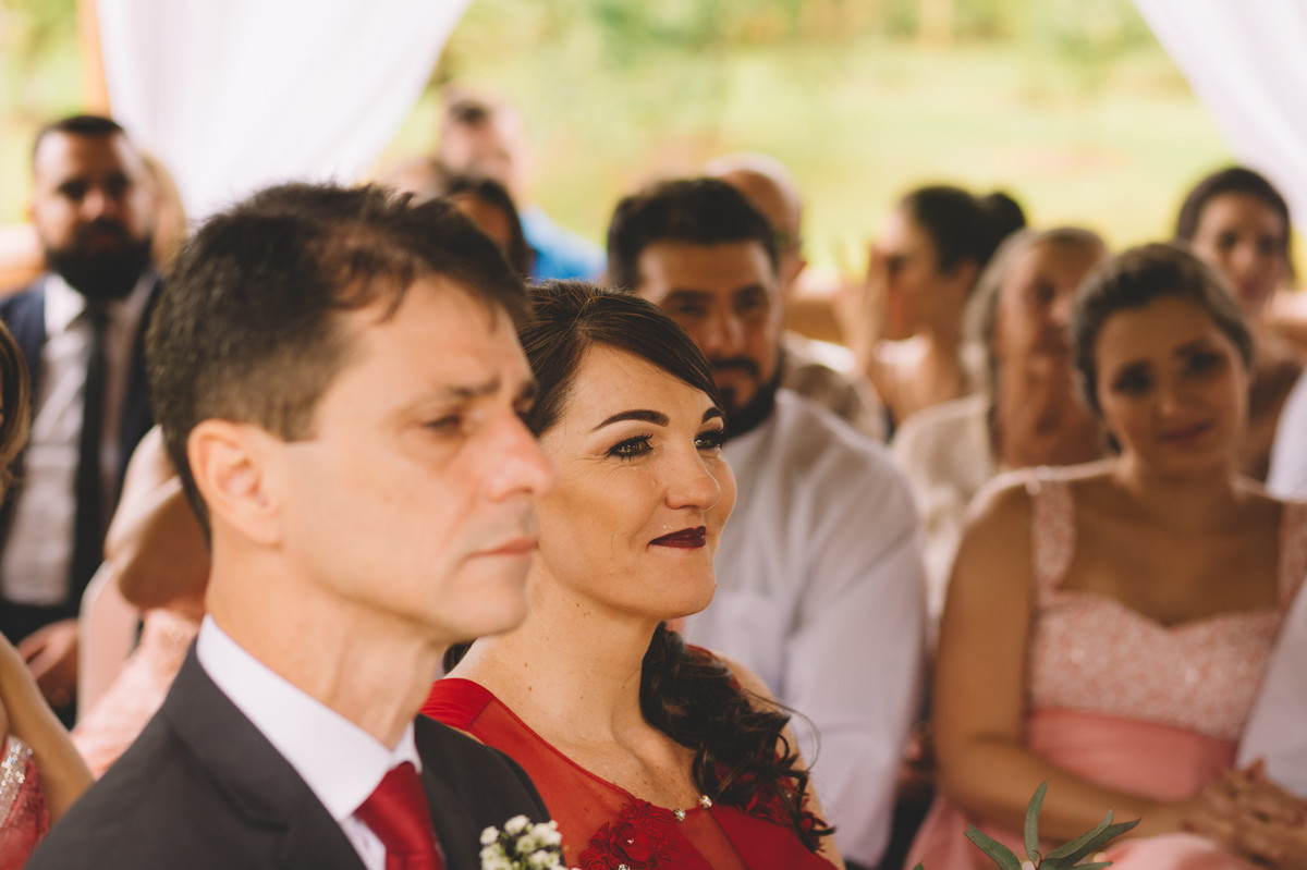 Mãe da noiva emocionada