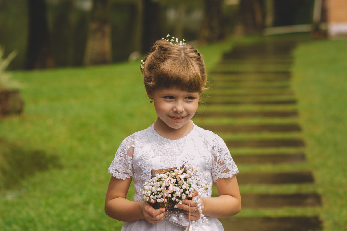 Daminha entrando com as alianças
