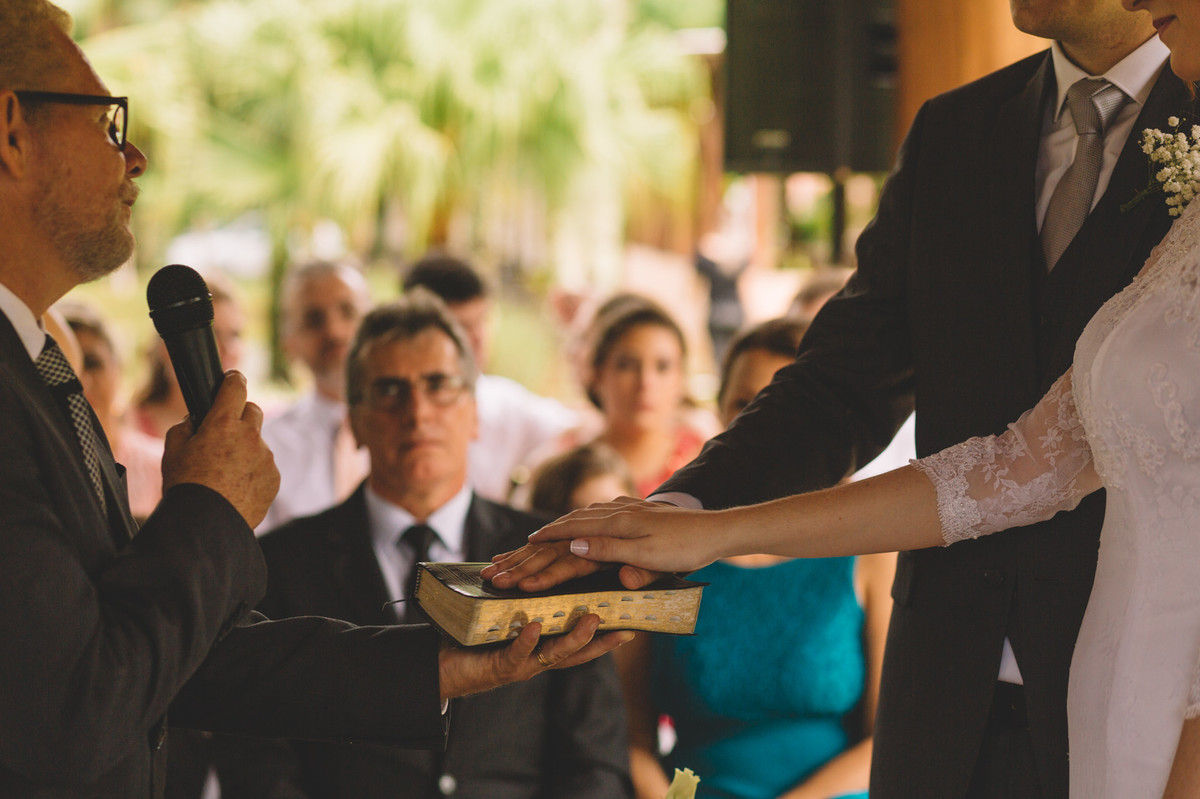 Juramento com a mão na Bíblia