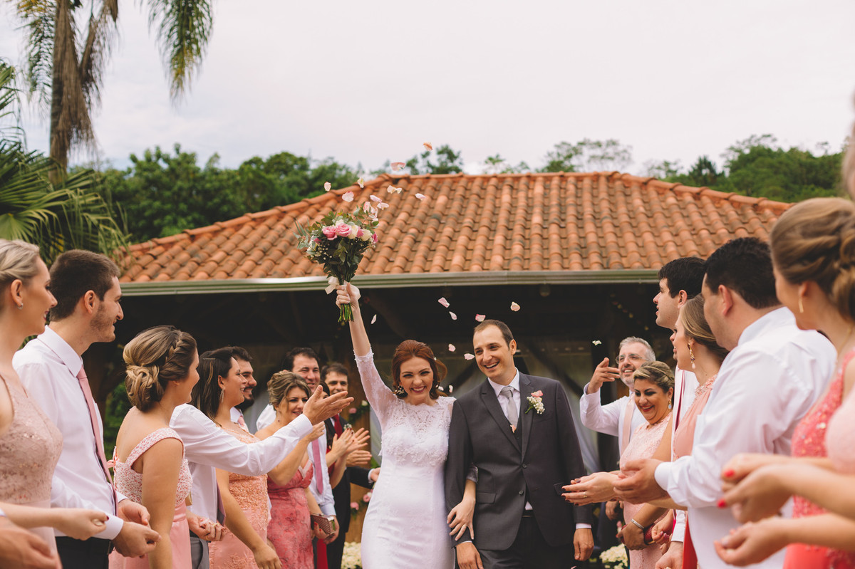 Noivos felizes ao fim do casamento