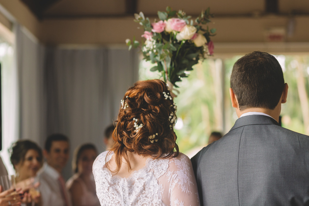 Noiva com buque feliz entrando