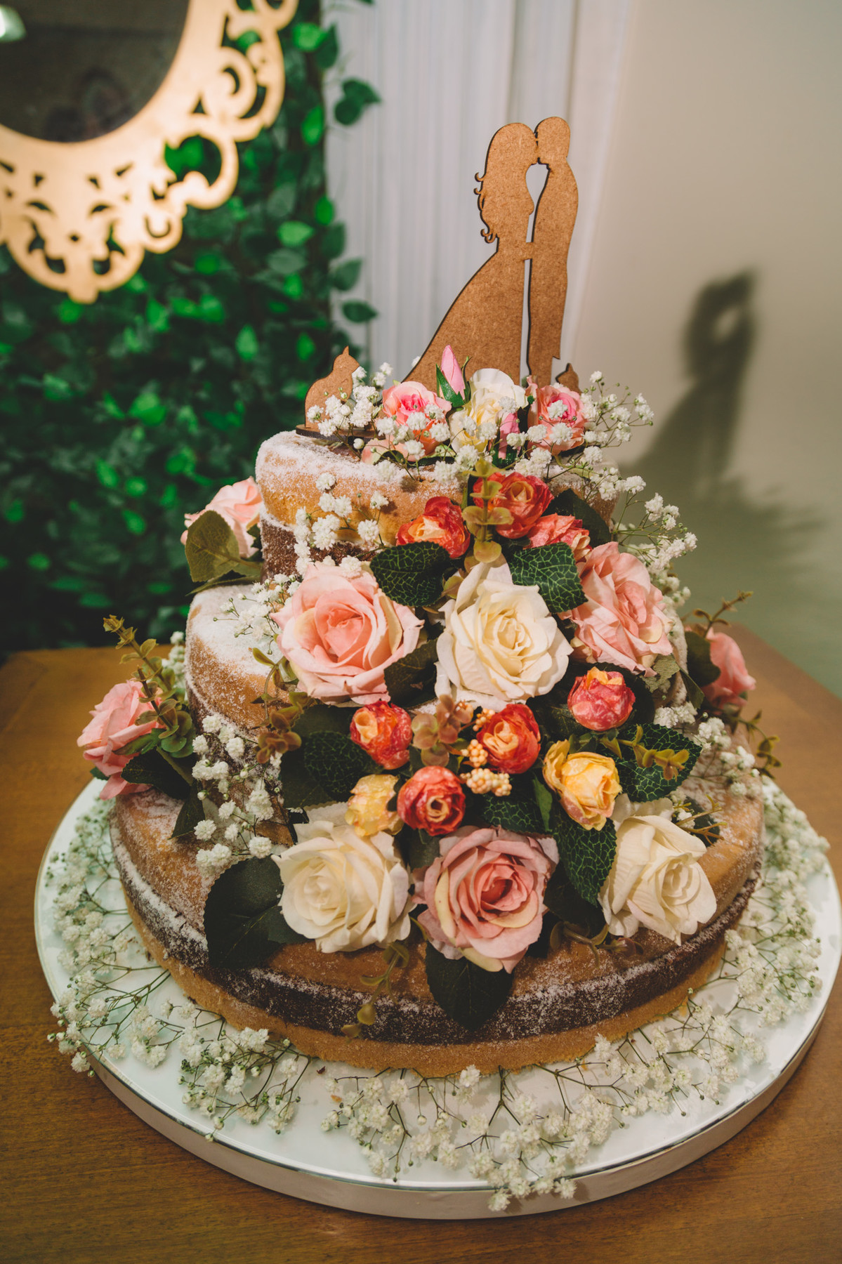Bolo de casamento com detalhe em silhueta