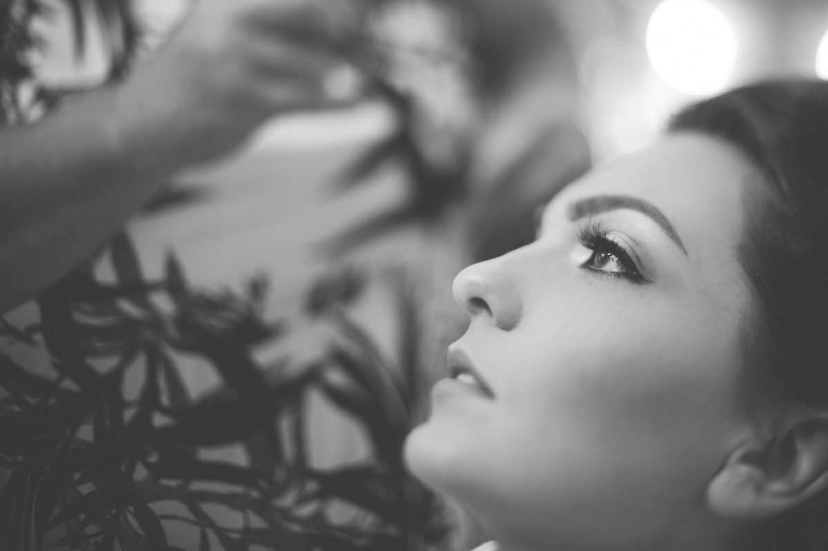 Noiva com cílios postíços