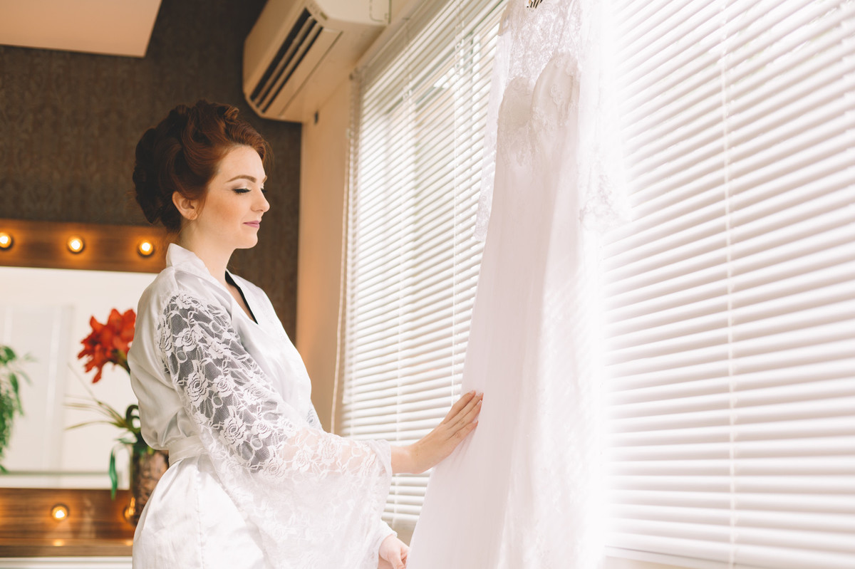 Noiva sentindo o vestido