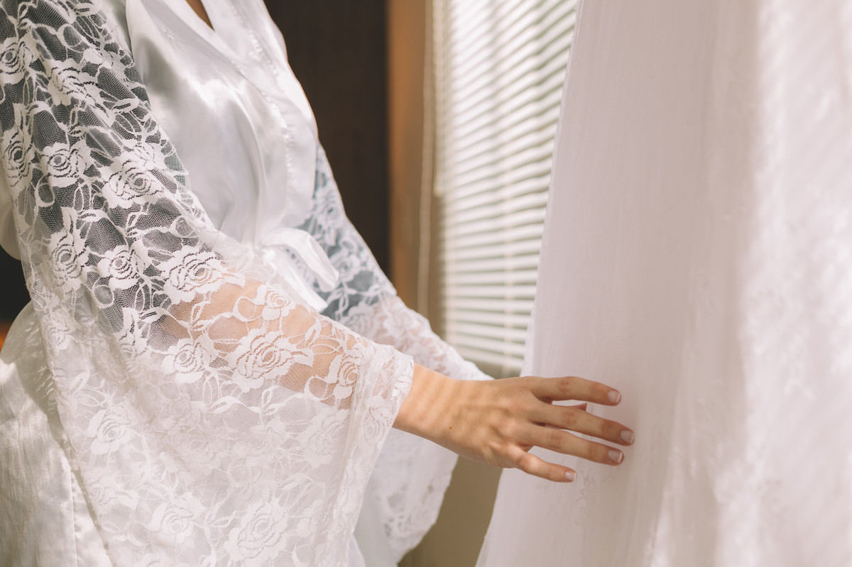 Passando a mão no vestido