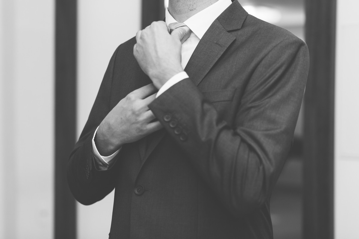 Noivo arrumando a gravata