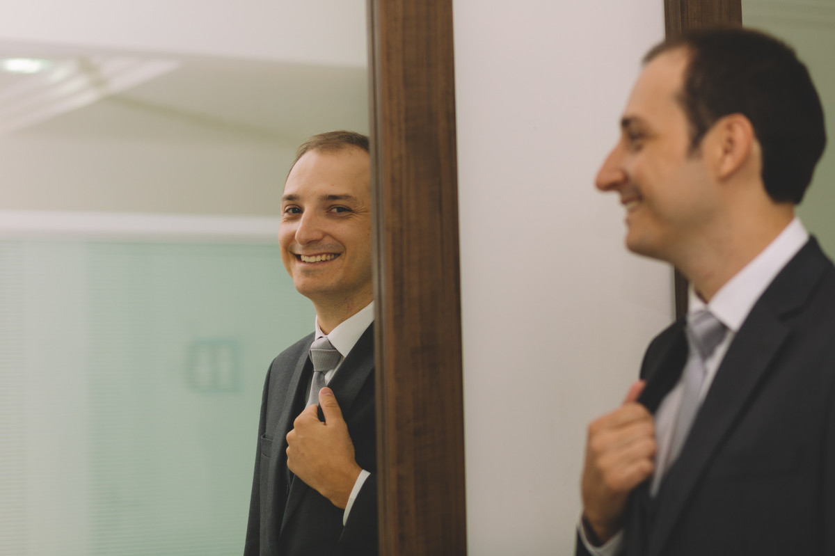 Noivo se olhando no espelho