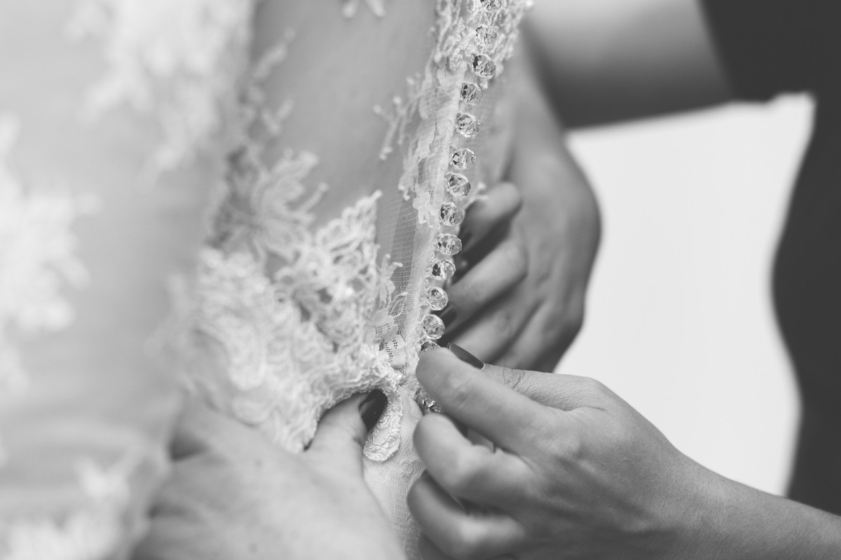 Fechando o vestido de casamento