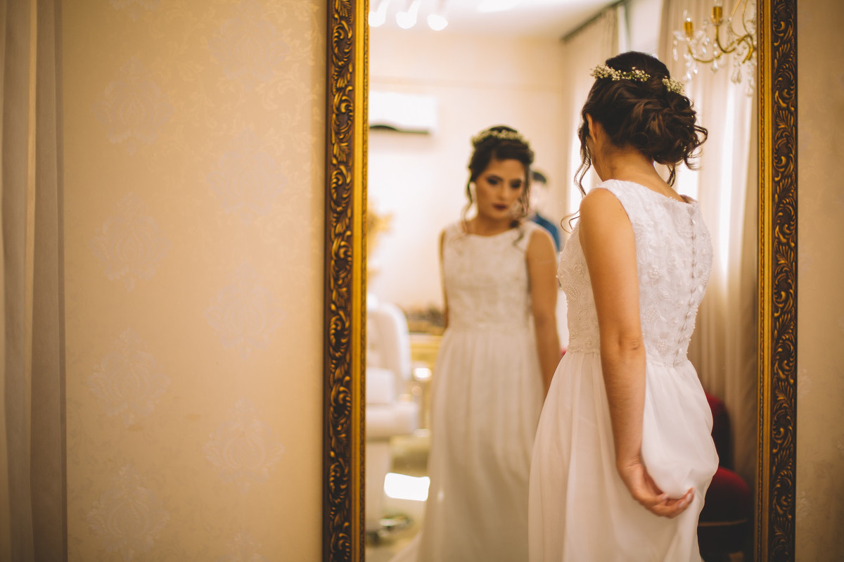 Noiva se vendo no espelho