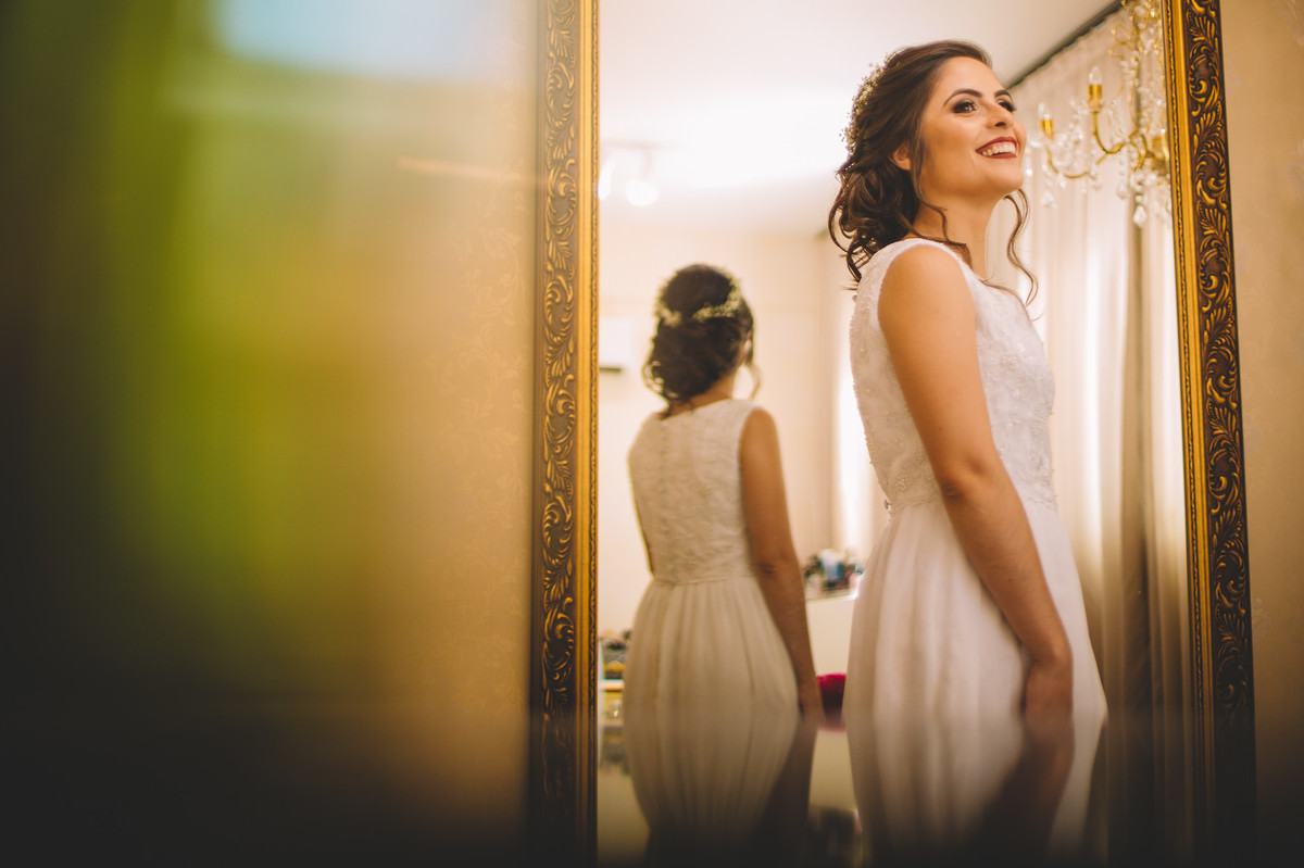 Noiva feliz na frente do espelho