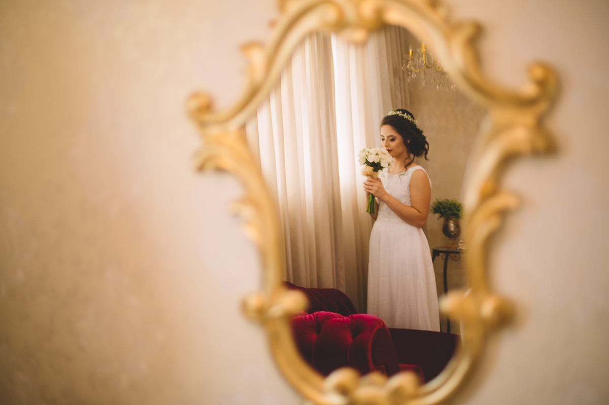 Noiva segurando o buquê