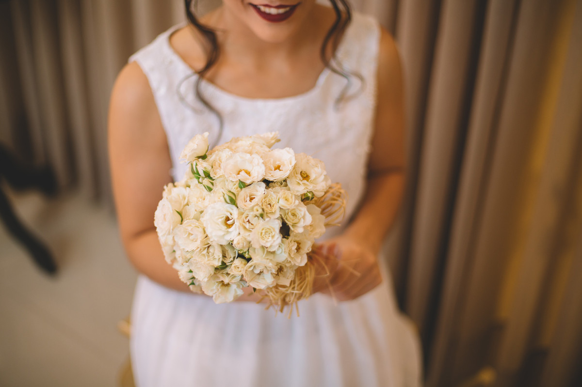 Segurando o buquë e sorrindo