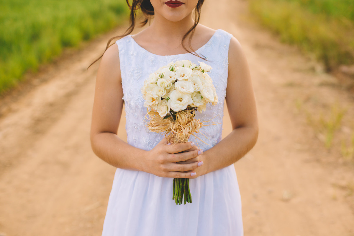 Noiva segurando o buquê