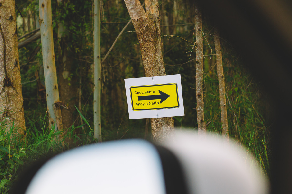 Placa de sinalização indicando o caminho da festa