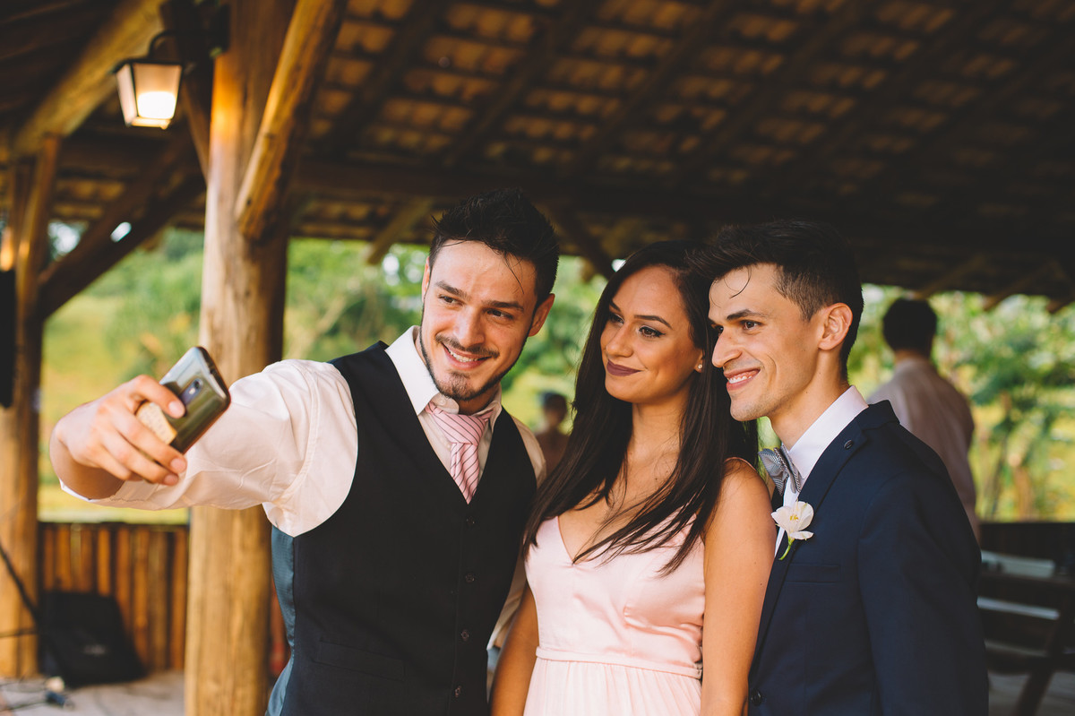 Irmãos do noivo felizes