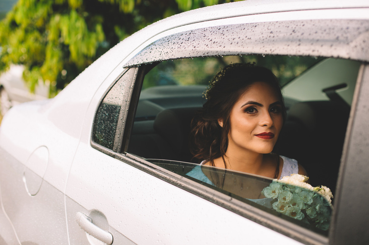 Noiva esperando dentro do carro