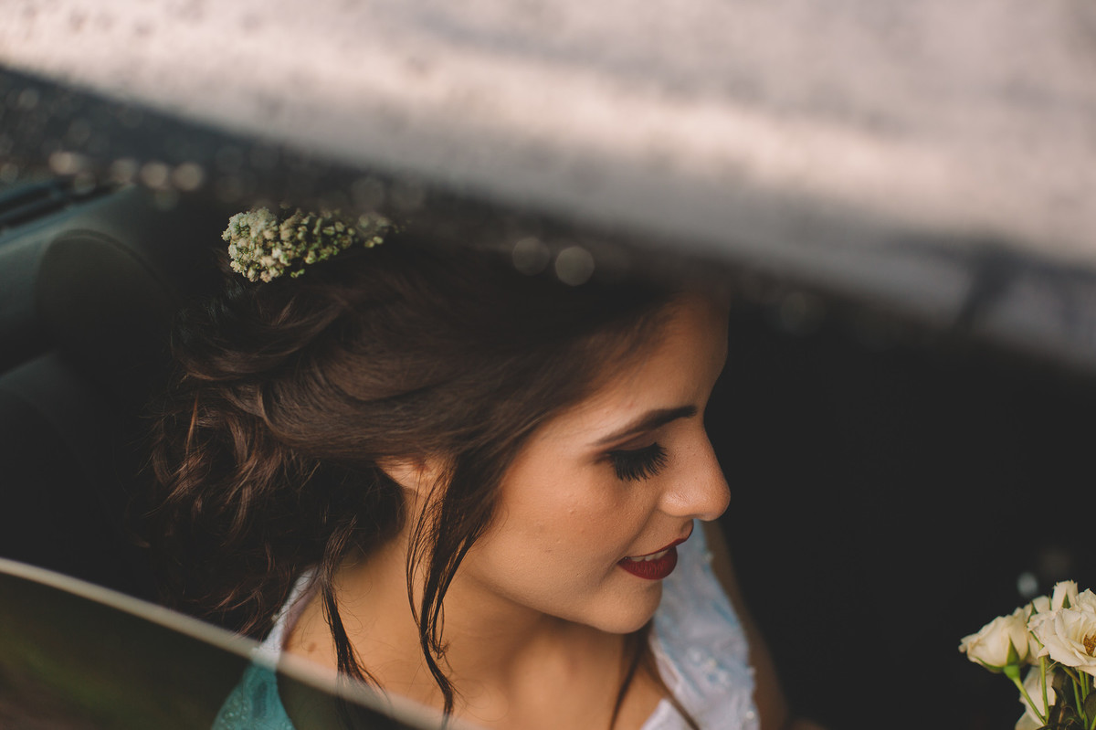 Noiva nervosa esperando o momento de entrar