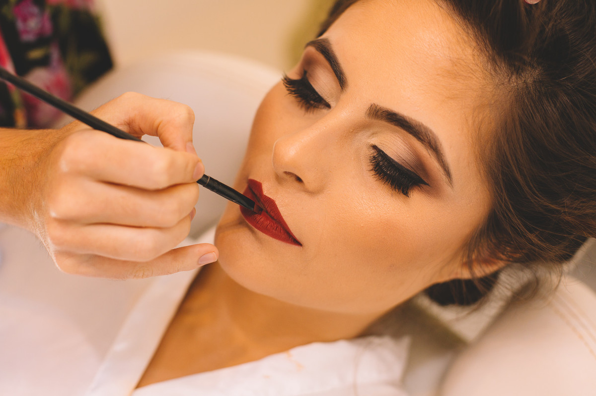 Maquiagem com boca vermelha