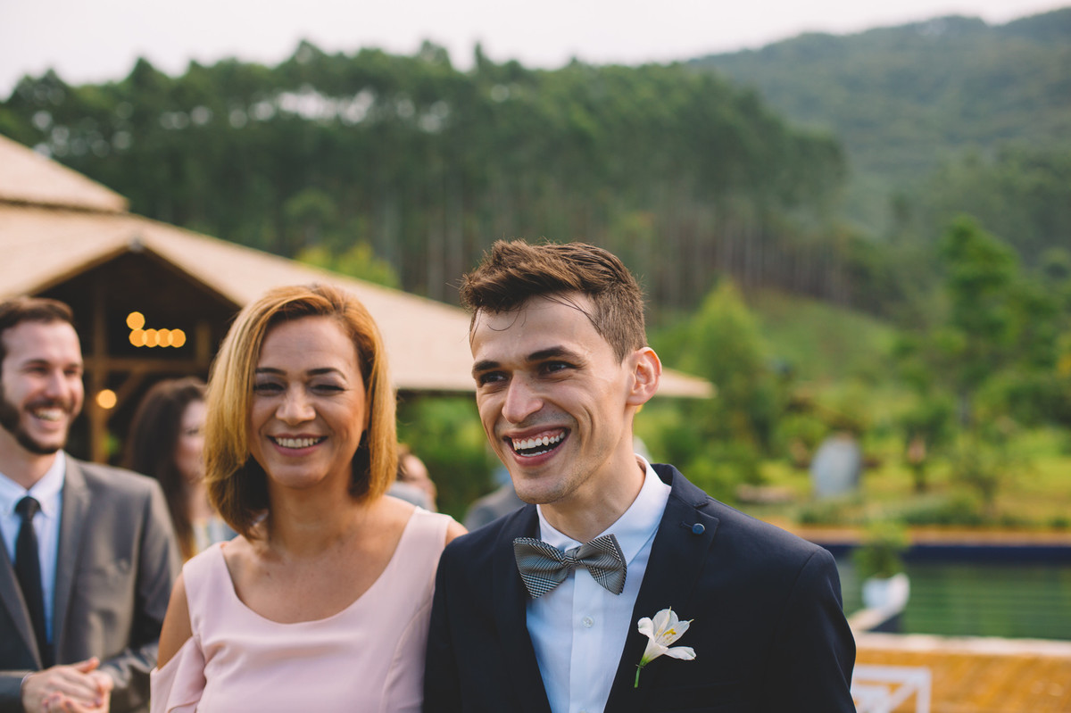 Noivo feliz entrando com a mãe