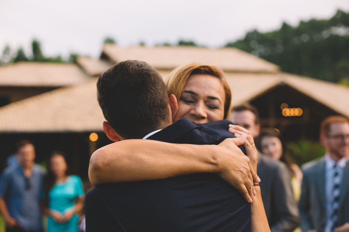 Noivo abraçando sua mãe