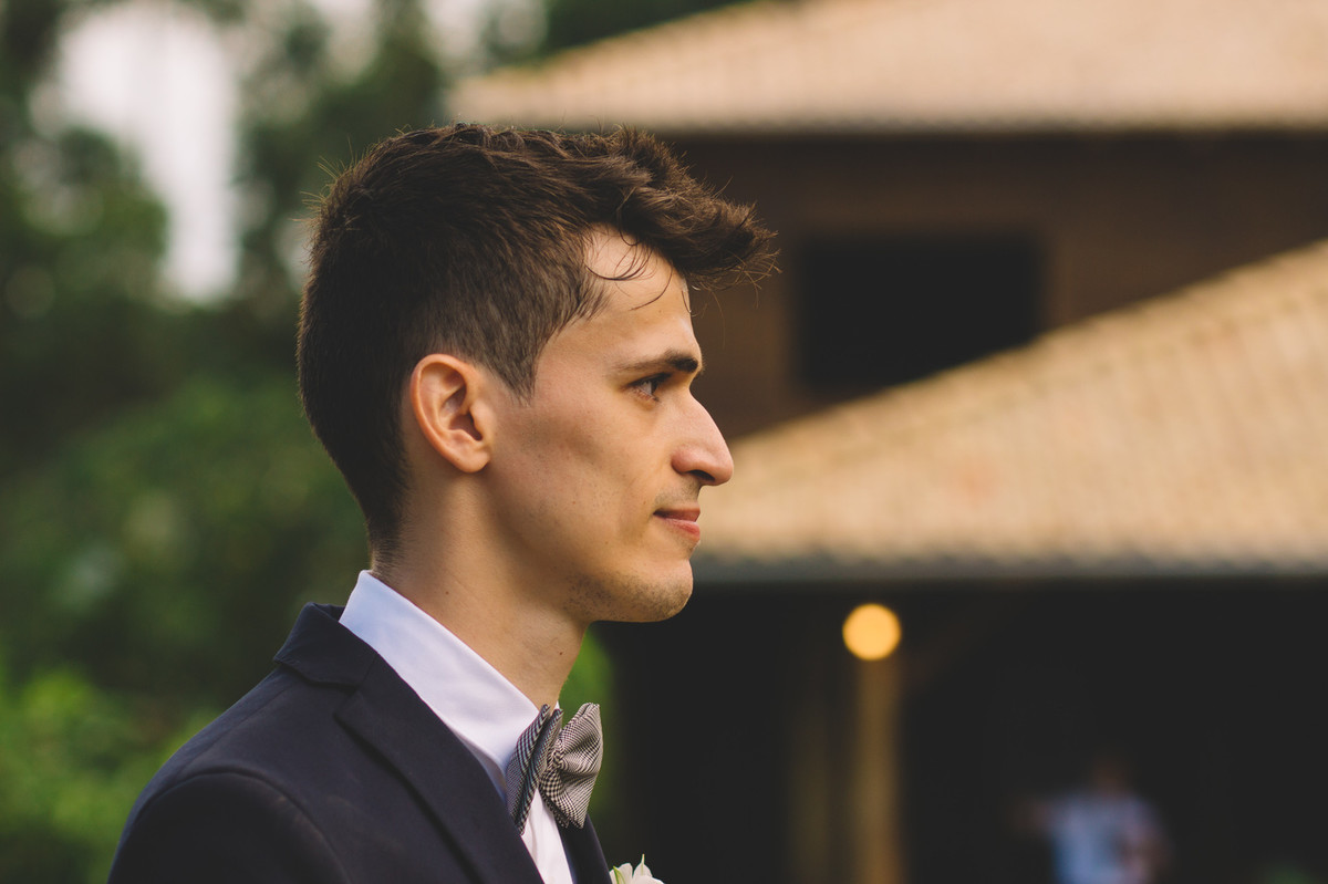 Noivo esperando a entrada da noiva