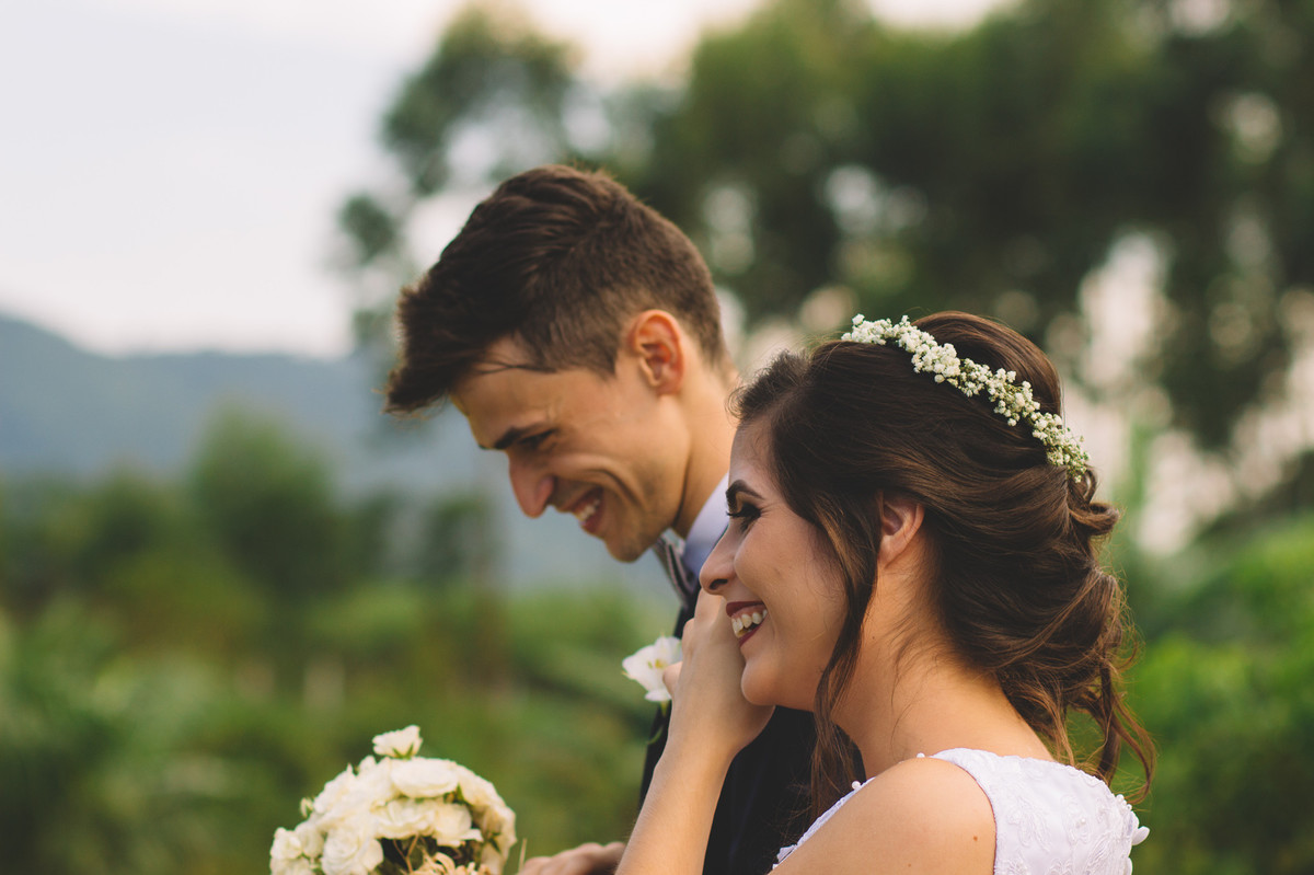 Noivos felizes e sorridentes