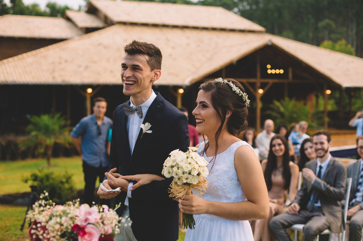 Casamento feliz ao ar livre