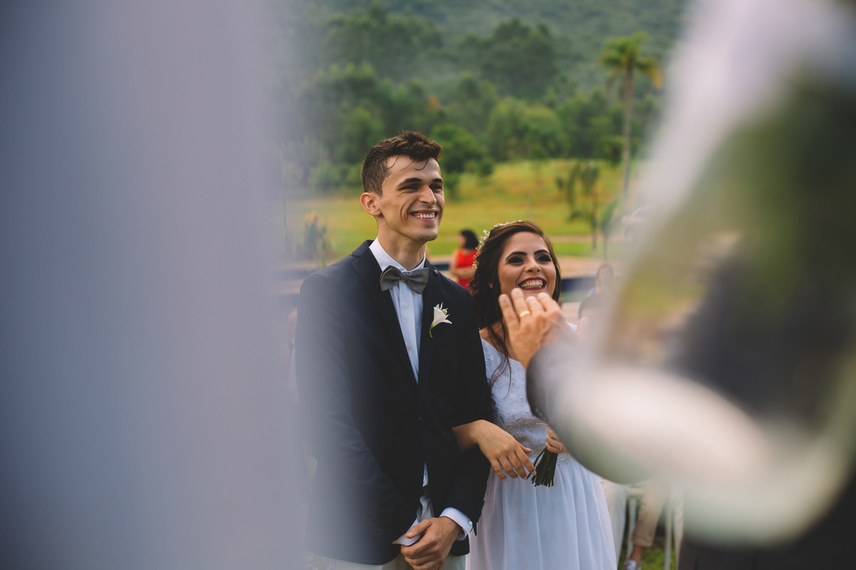 Pastor fazendo noivos rirem