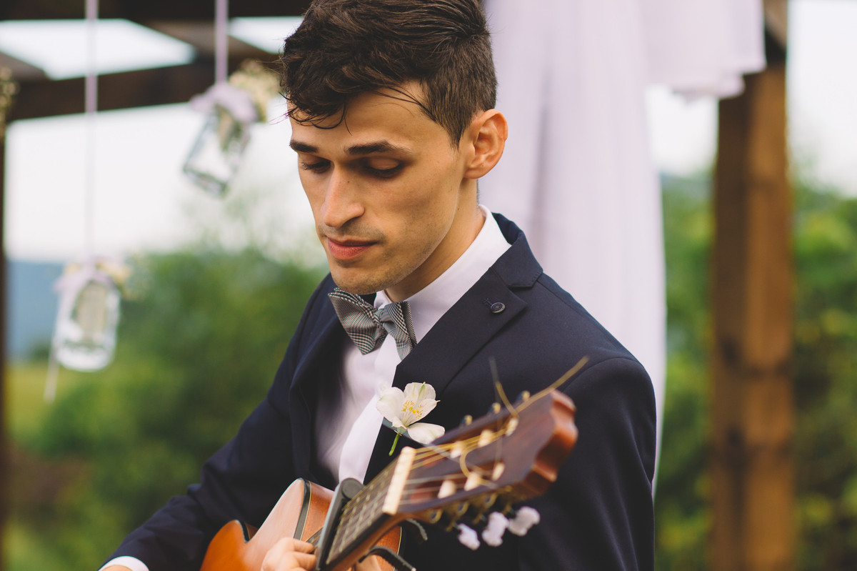 Noivo cantando a música que fez