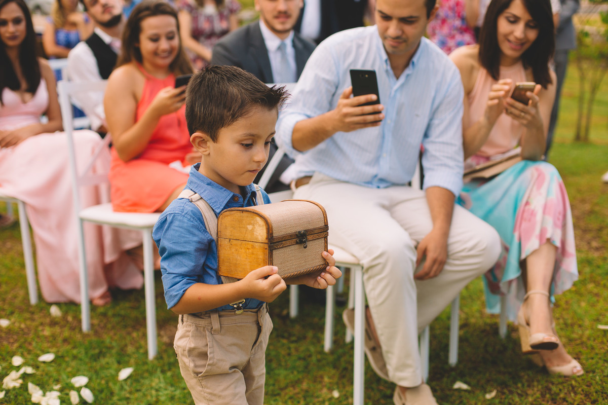Criança entrando com as alianças