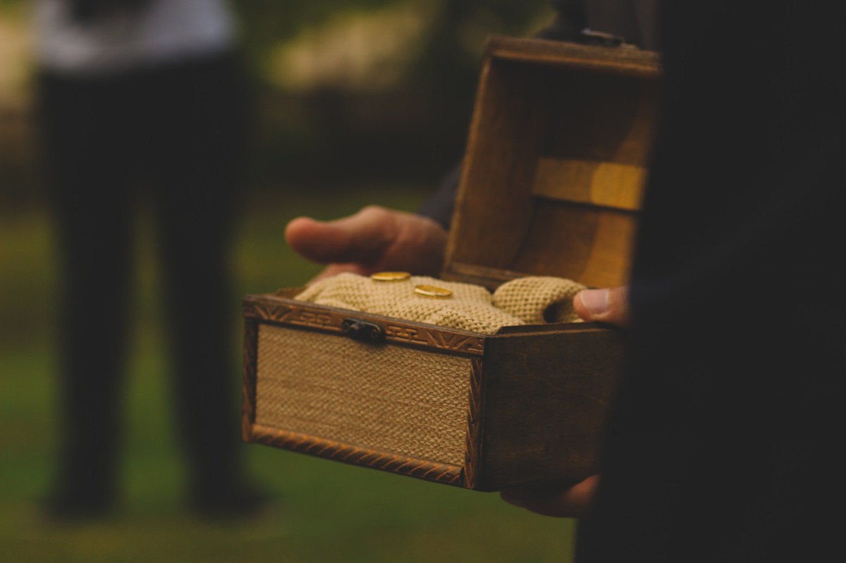 Alianças numa caixinha de madeira