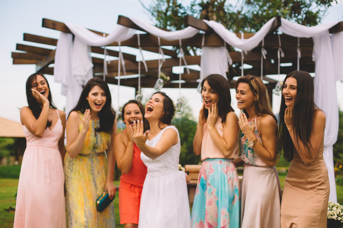 Noiva com as madrinhas felizes