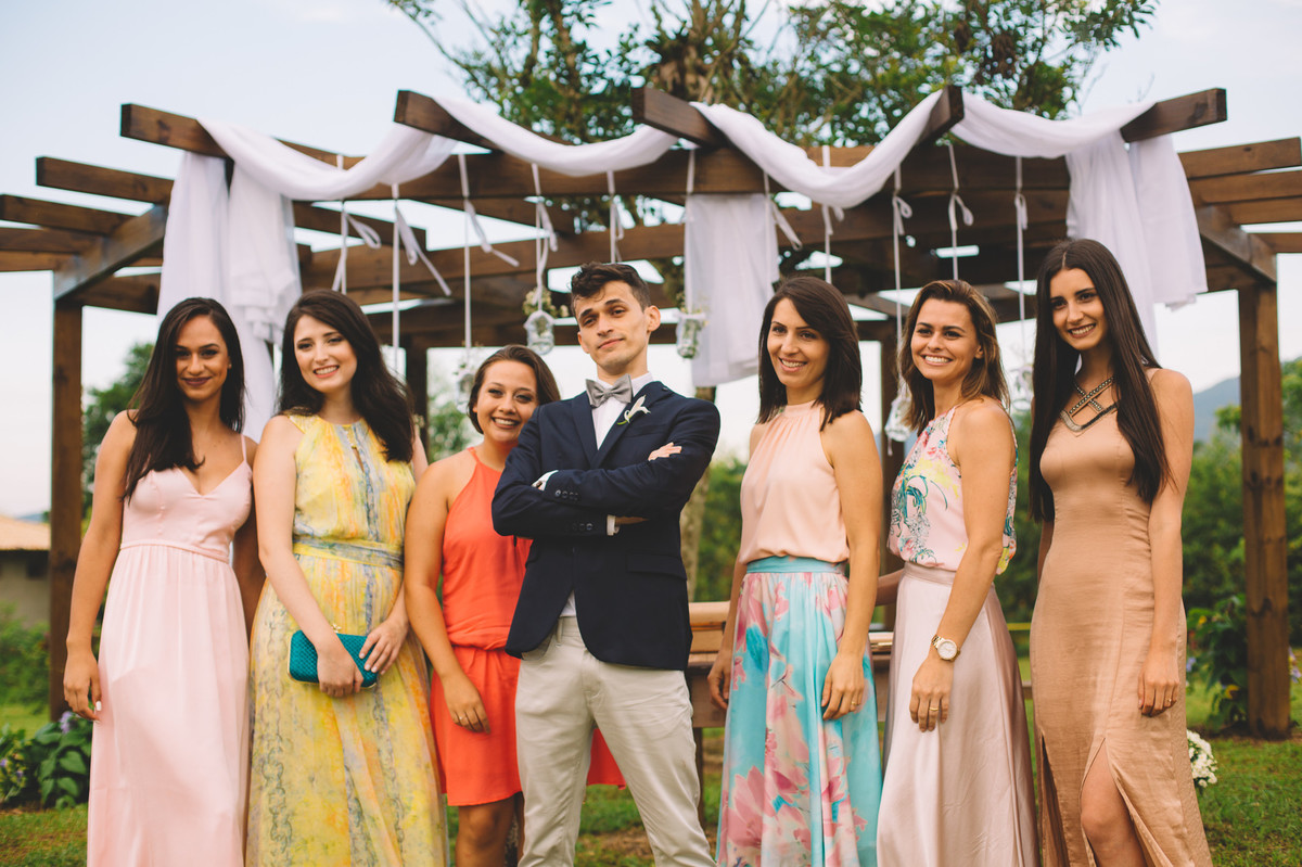 Noivo com as madrinhas fazendo pose