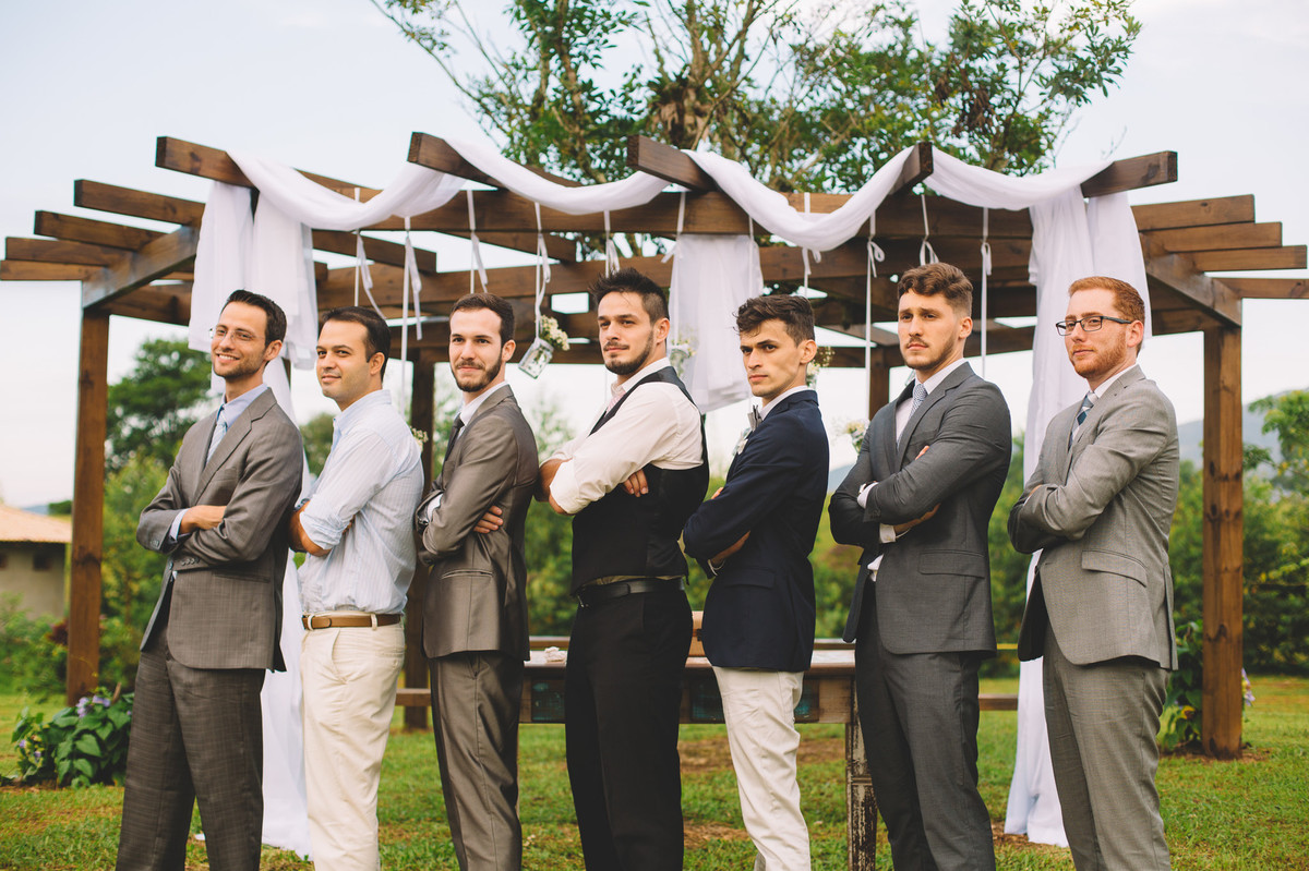 Noivo com os padrinhos fazendo pose