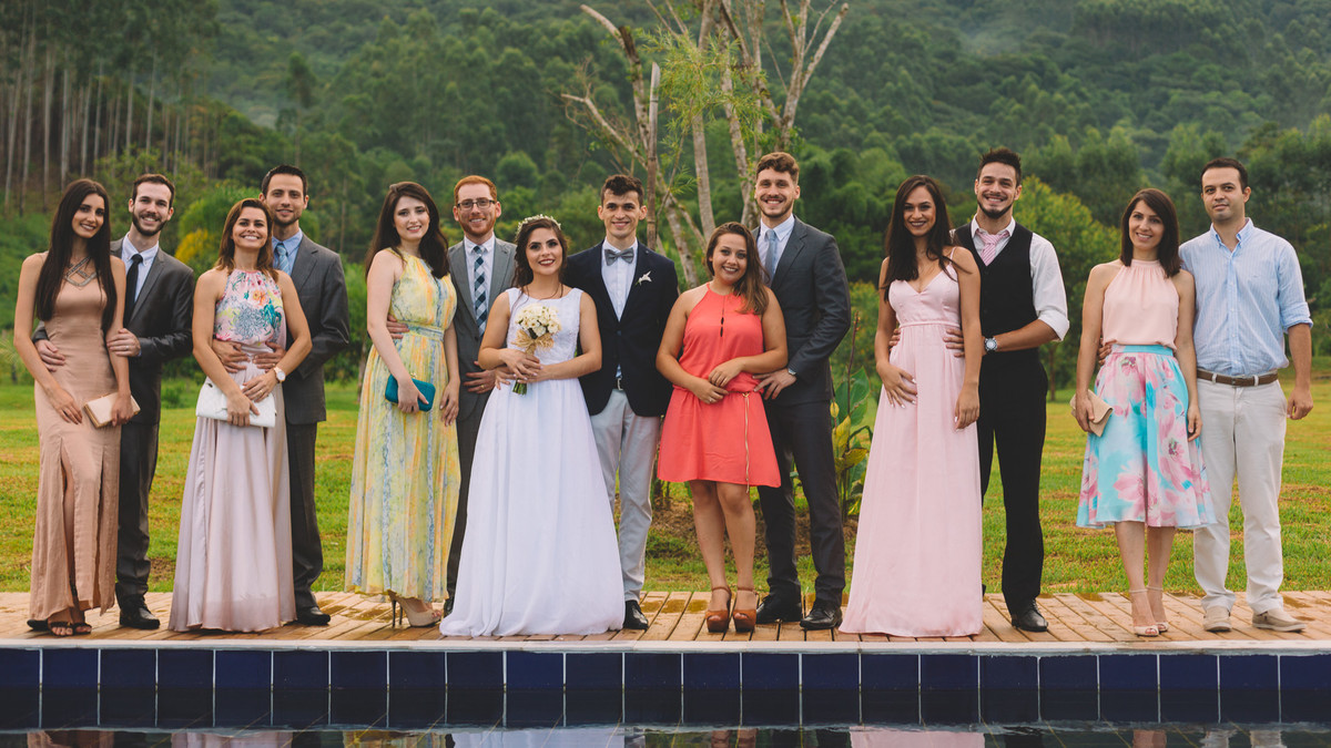 Foto dos noivos com os padrinhos