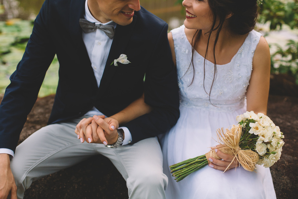 Noivos de mãos dadas