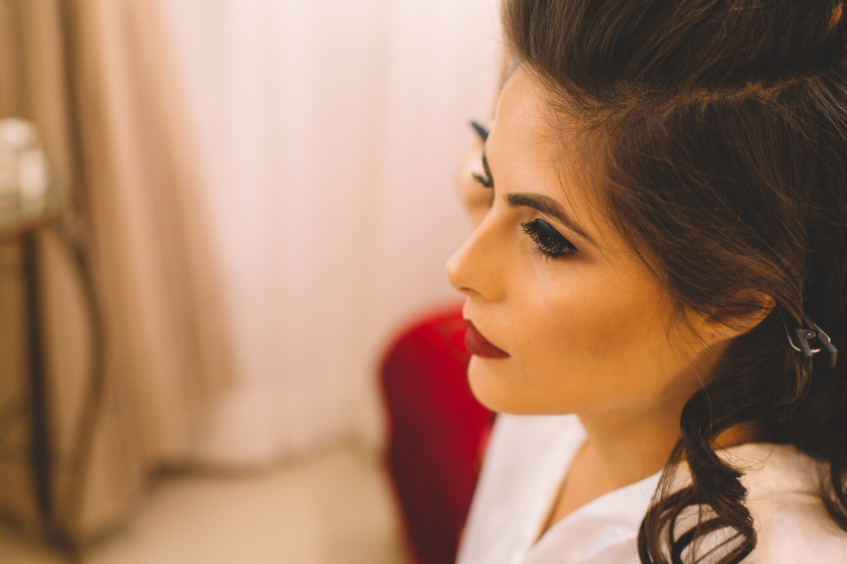 Noiva com cílios postiços