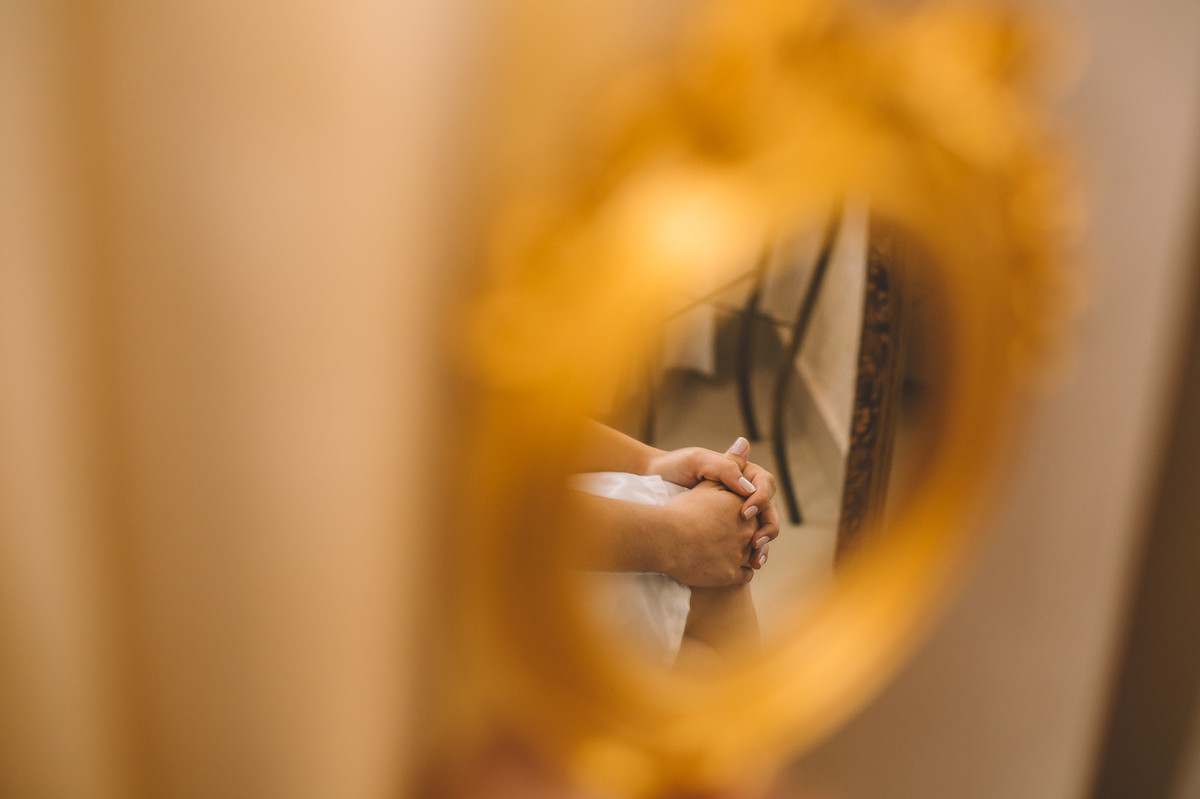 Noiva e as mãos nervosas