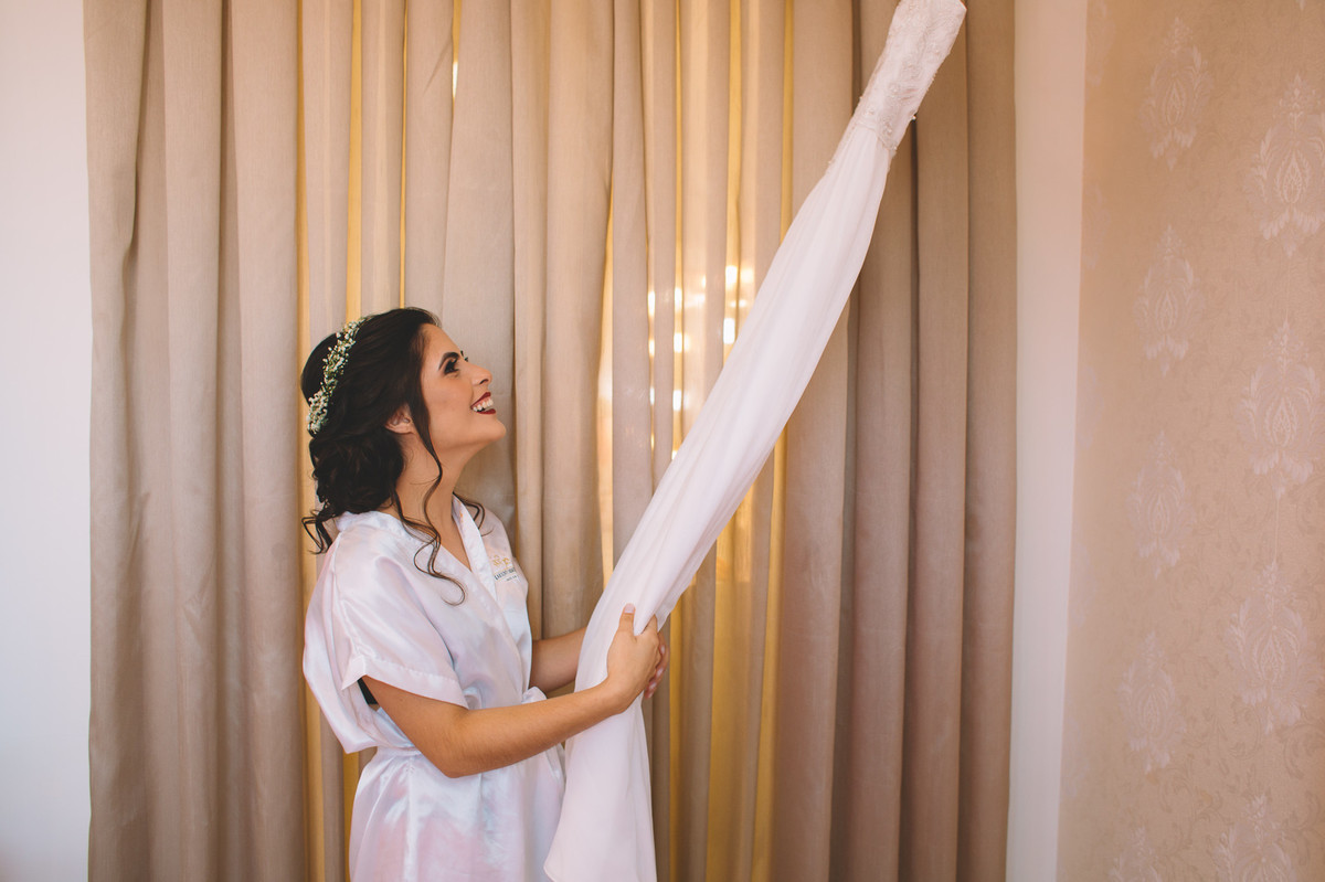 Noiva vendo o vestido