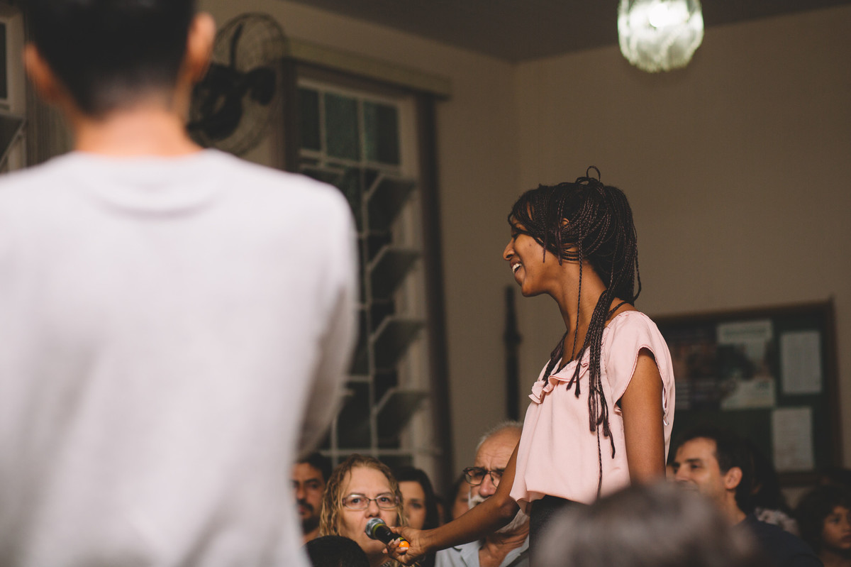 Congregação cantando junto