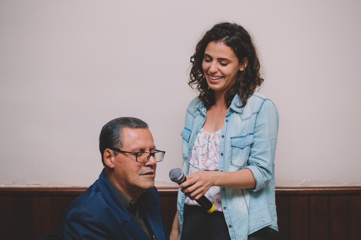 Senhor cantando no microfone